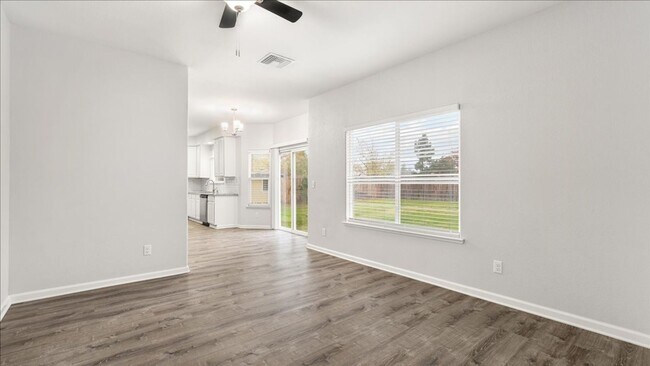 Foto del edificio - Fully renovated 5 bedroom 3 bathroom home