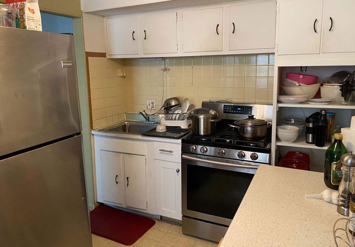 Kitchen - 809 Hartel Ave
