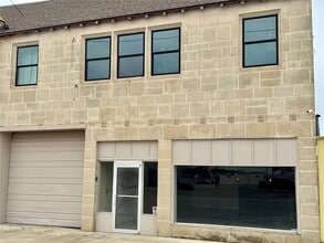 Building Photo - 611 W Chickasha Ave
