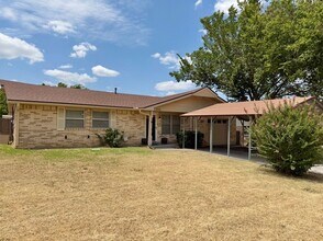 Building Photo - 2712 NW Hilltop Dr