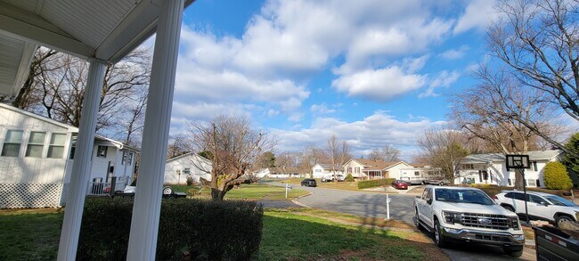 Building Photo - 8 Greenfield Ct