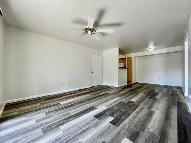 Foto del edificio - 555 E Silverado Ranch Blvd