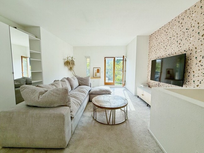 Building Photo - Designer 1BR + 2 Living Room Townhome in L...