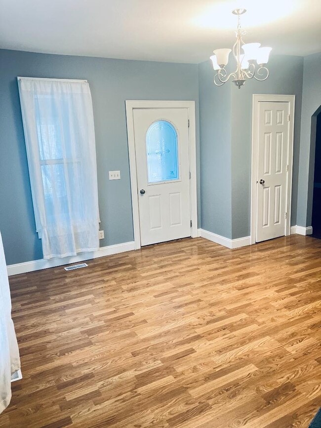 Building Photo - 327 Elm Ave