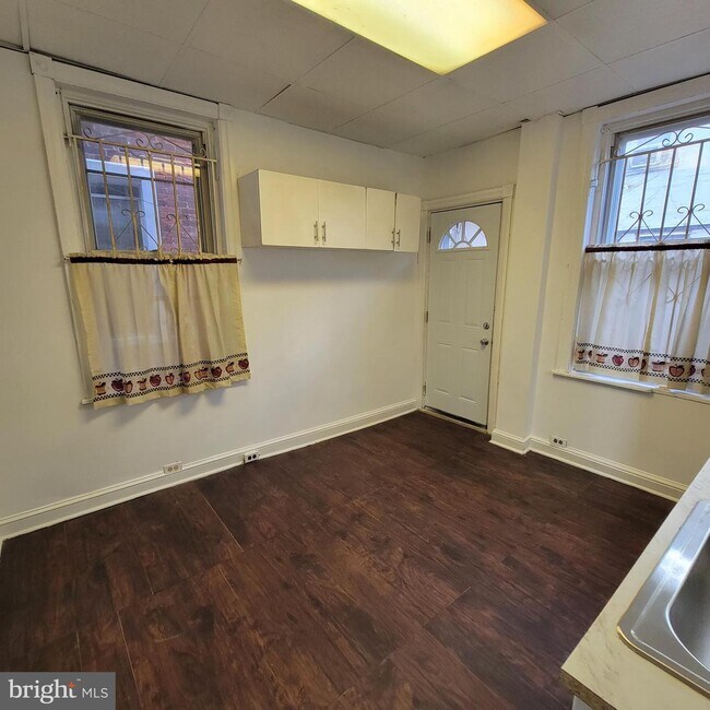 Building Photo - 113 N Sickels St