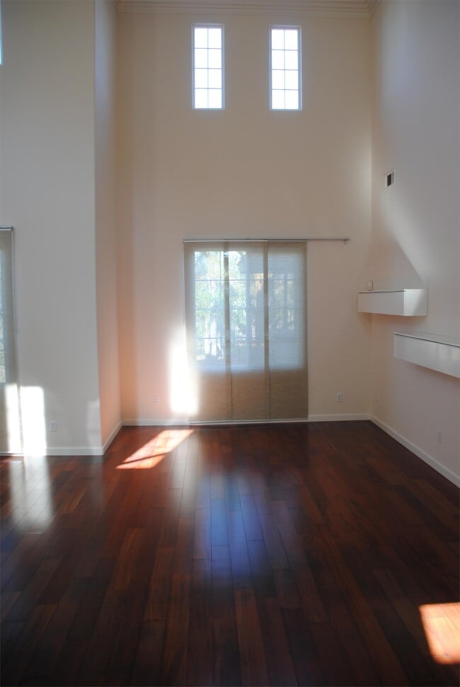 Building Photo - 772 Calle De Soto