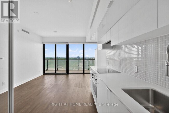 Building Photo - 185 Roehampton Ave