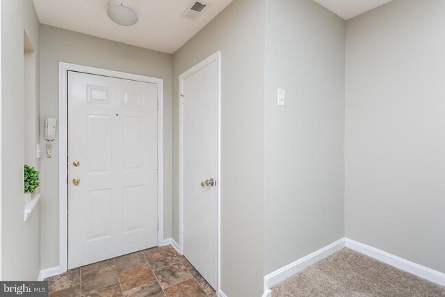 Building Photo - 553 McManus Way