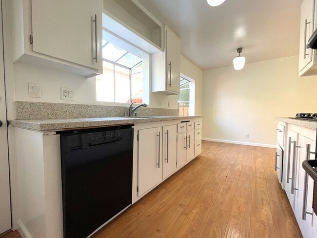Building Photo - Newly Remodeled 3BD/1.5BA Duplex in Culver City!