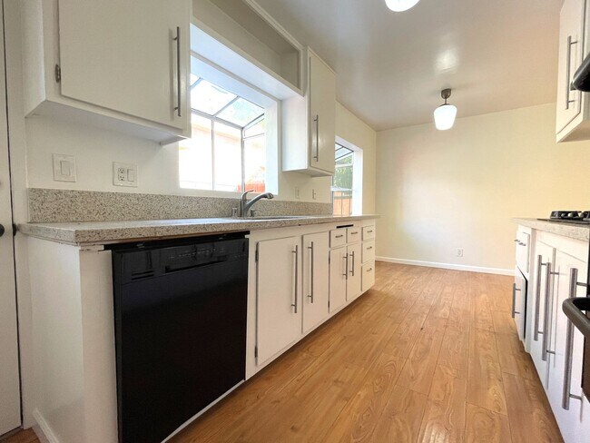 Foto del edificio - Newly Remodeled 3BD/1.5BA Duplex in Culver City!