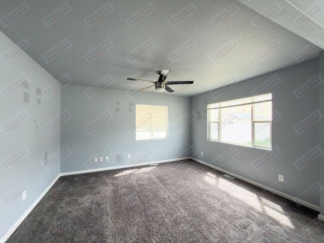 Building Photo - 3 bed, 2.5 bath townhouse with a 2 car garage
