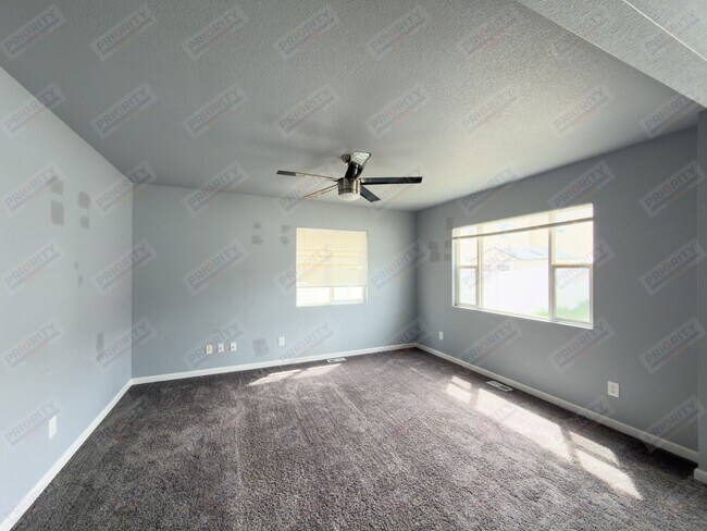 Foto del edificio - 3 bed, 2.5 bath townhouse with a 2 car garage