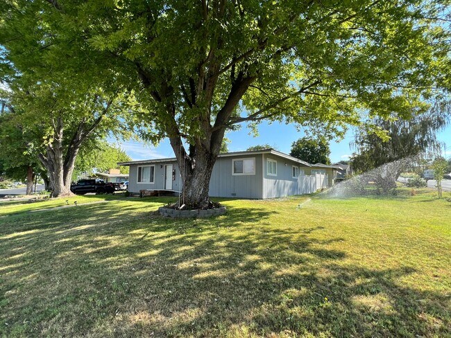 Building Photo - Cozy Home on Corner Lot!