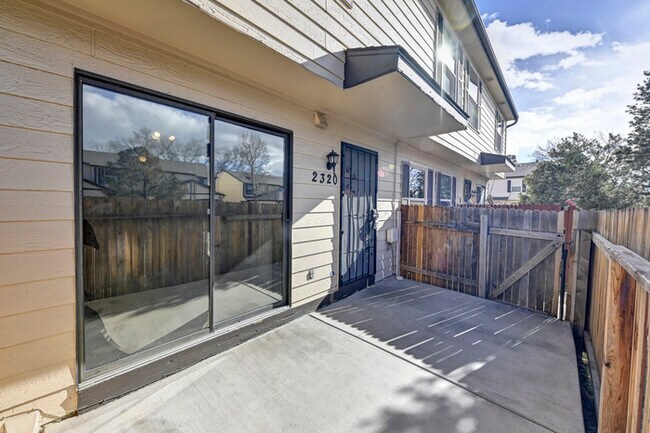 Foto del edificio - 2327 Lexington Village Ln