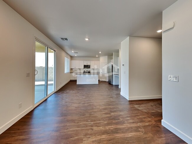 Foto del edificio - 17122 Puget Ave