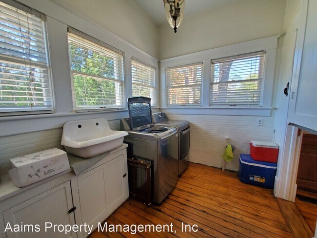 Building Photo - 4 br, 2.5 bath House - 403 Fulton Street