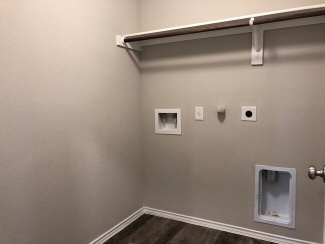 Foto del edificio - 4 Bed 3 Bath located in Summerhill