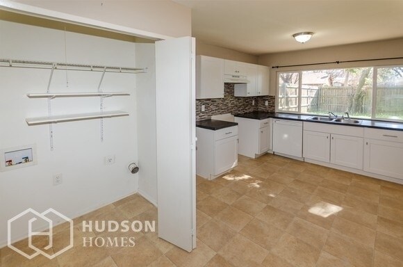 Building Photo - 713 Edelweiss Dr