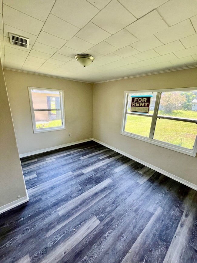 Building Photo - Tons of Living Space in this 3BR/1BA Zephy...
