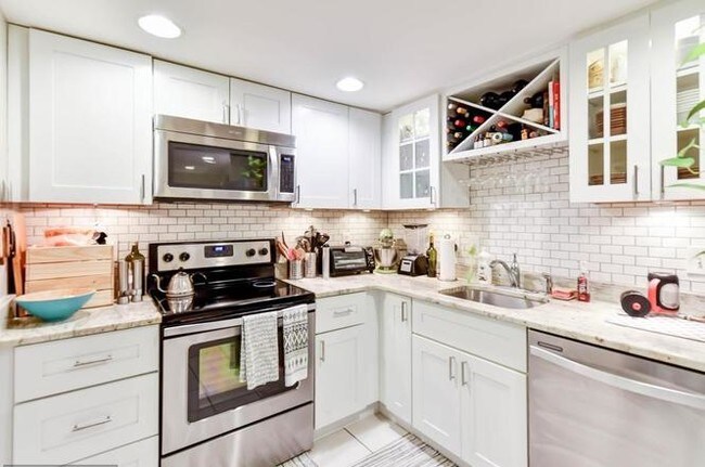 Building Photo - 631 14th St NE