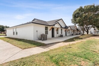 Building Photo - 9114 Royal Ln
