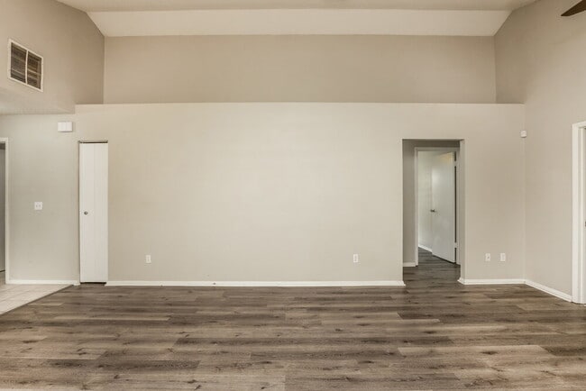 Foto del edificio - 585 Conure St