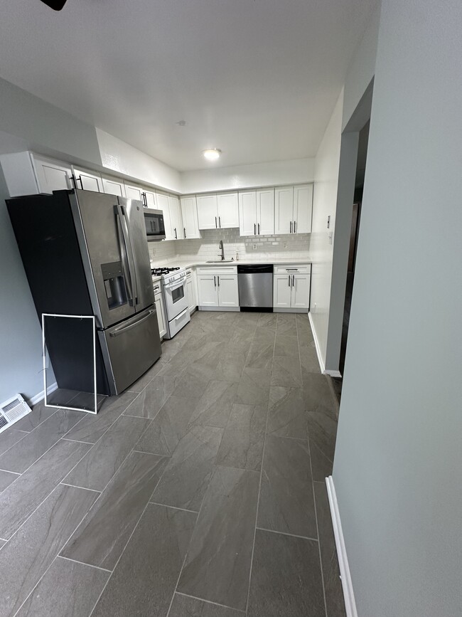 Building Photo - 598 Belmont Ave
