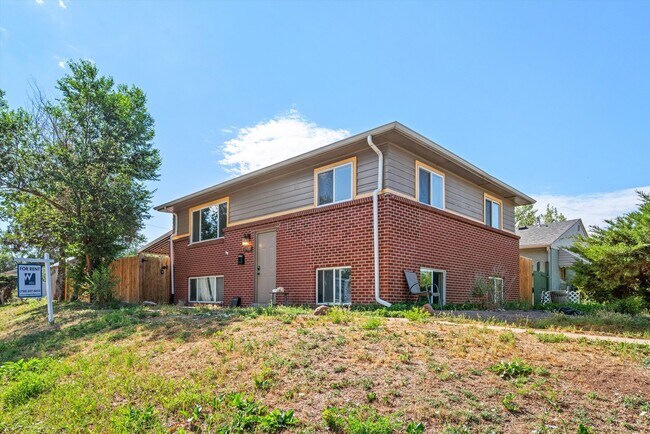 Foto del edificio - Updated 2 Bedroom Home in North Park Hill | Fresh Paint & Prime Denver Location