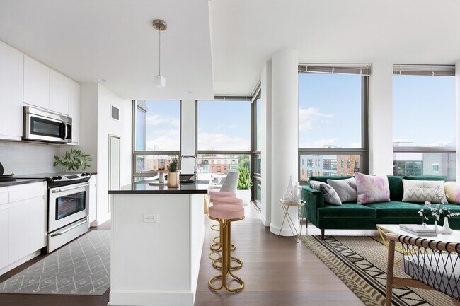 Building Photo - 554 9th St