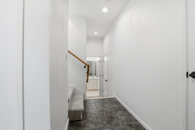 Building Photo - 619 Federal Ave E