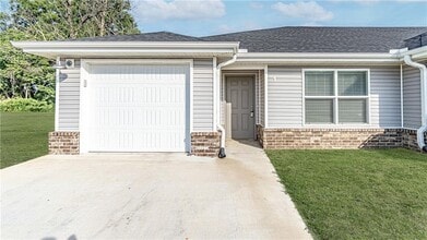Building Photo - 640 Hidden Springs Dr