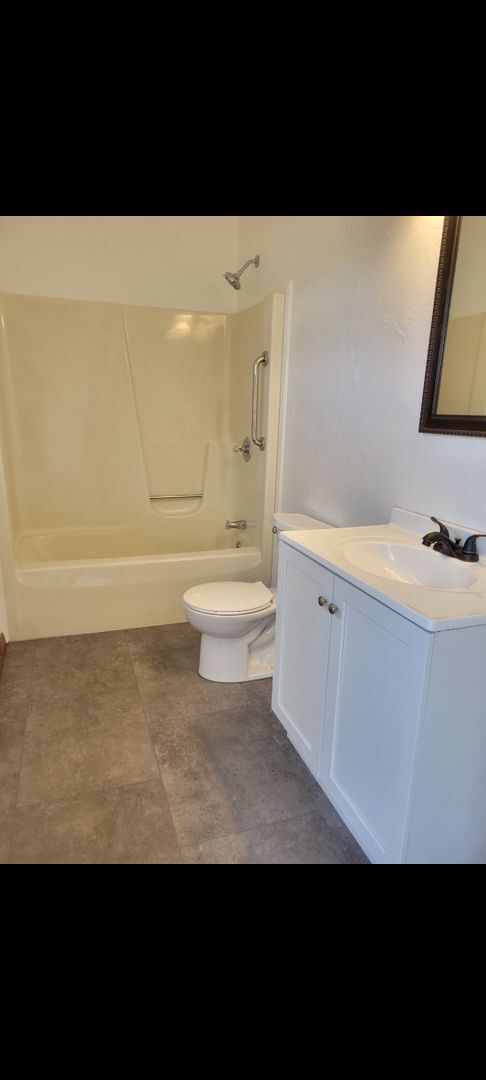 Building Photo - Charming 2 bedroom home with fenced in yard