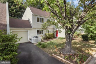 Building Photo - 1424 Yellowwood Ct