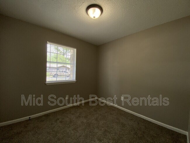 Foto del edificio - 3323 Green Dr