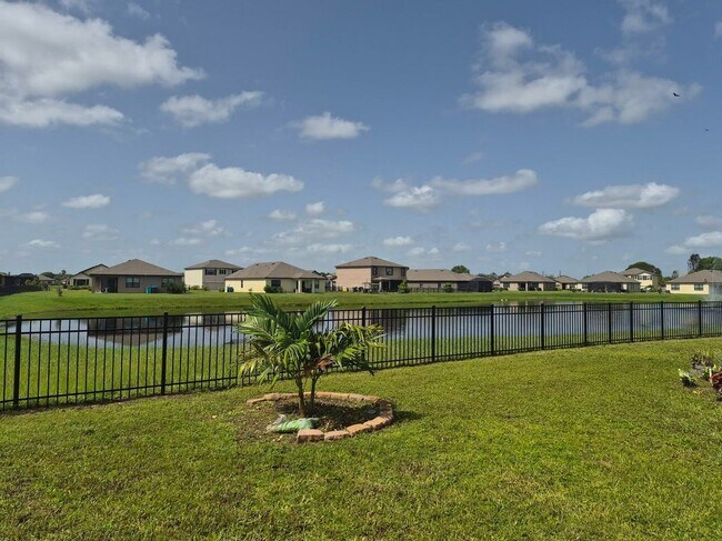 Foto del edificio - 5349 Waterfall Pl