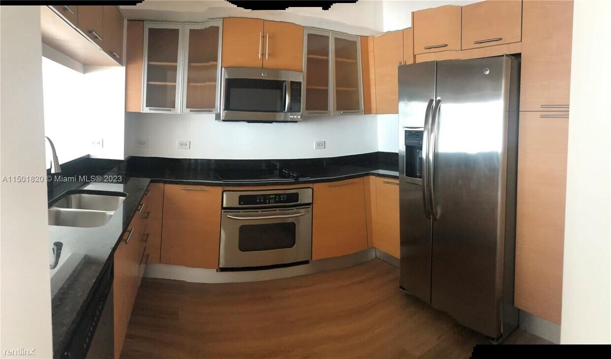 Foto principal - 3 br, 2.5 bath House - 31 SE 5th St Apt 4221