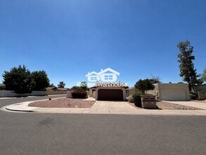 Building Photo - 2126 N Villas Ln