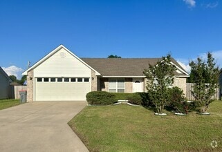 Building Photo - 300 Locust Dr