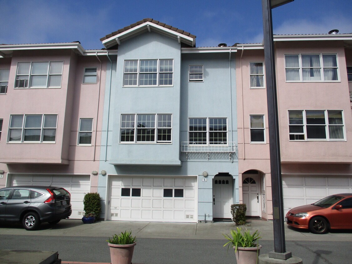 3-level home for lease - 18 Dorado Ter