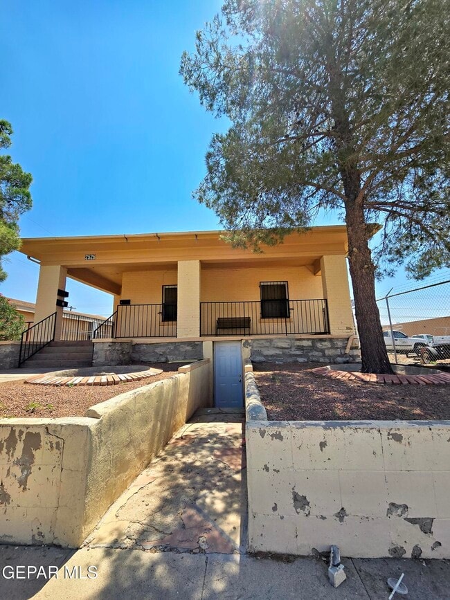 Building Photo - 2526 Yandell Dr