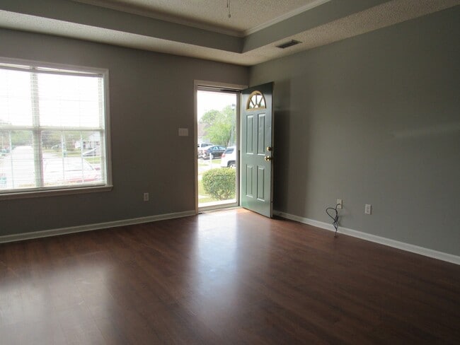 Building Photo - 2 Bedroom in Chadwyck Place