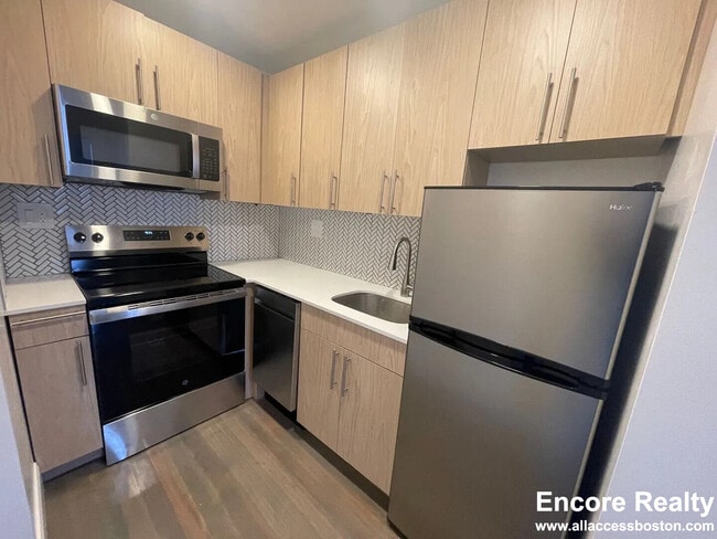 Building Photo - 457 Centre St