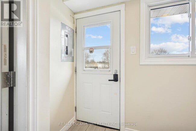 Building Photo - 154 Main St N