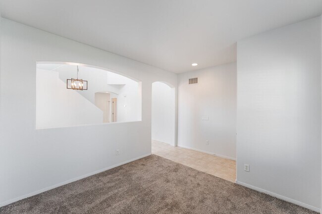Foto del edificio - You're going to love this 4 bedroom 2.5 bath! Looks and Feels Brand New!