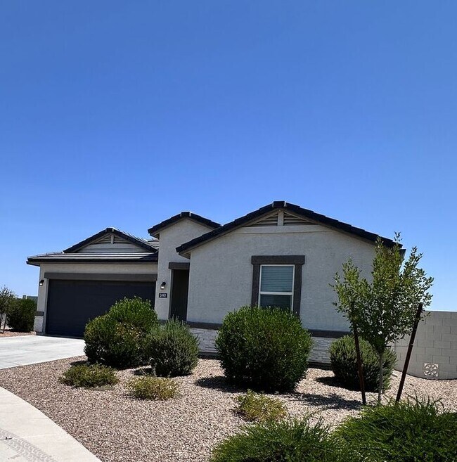 Foto del edificio - Large Backyard with this 4-bedroom, 2-bath...