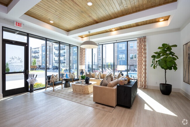 Oficina de arrendamiento - The Refinery at Sugar Hill Apartments and Townhomes