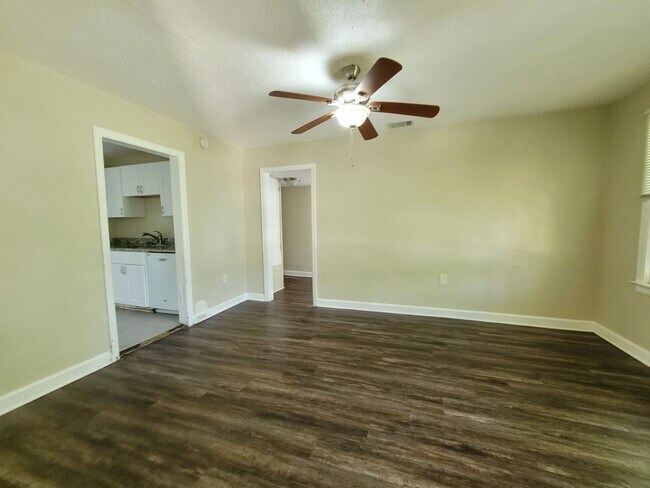 Building Photo - 307 Hermey Ave