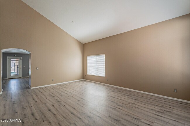 Foto del edificio - 1917 W Burgess Ln