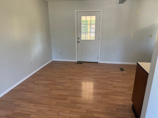 Building Photo - 3850 Jeff Dr