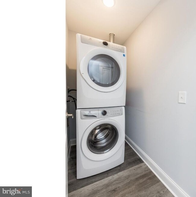 Building Photo - Gorgeous Rental Home in Mantua! Featuring ...